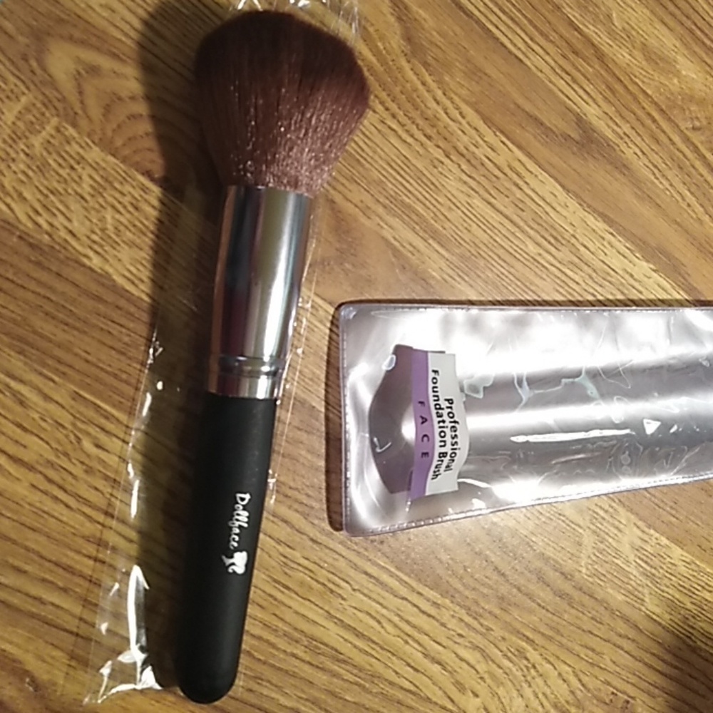 DOLLFACE Foundation Brush